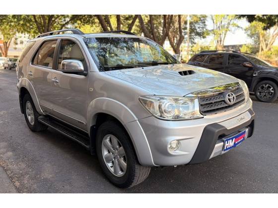 TOYOTA HILUX SW4 3.0 SRV 4X4 7 LUGARES 16V TURBO INTERCOOLER DIESEL 4P AUTOMÁTICO TOYOTA HILUX SW4 3.0 SRV 4X4 7 LUGARES 16V TURBO INTERCOOLER DIESEL 4P AUTOMÁTICO